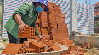 Vật liệu xây dựng “đội giá”, nhiều công trình dân sinh ở Huế thi công cầm chừng