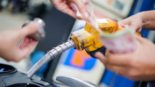 Khủng hoảng xăng dầu toàn cầu và cách các quốc gia ứng phó