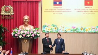 Minister Luong Tam Quang holds talks with Lao Minister of Public Security