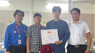 Khen thưởng nam sinh dũng cảm lao vào đám cháy cứu người