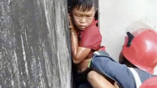 20 phút nghẹt thở giải cứu bé trai mắc kẹt giữa vách 2 căn nhà