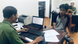 Giận vợ, đập nát kính xe taxi