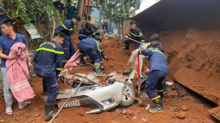 Cảnh sát phòng cháy đưa 2 thi thể phụ nữ bị xe tải đè bẹp ra ngoài