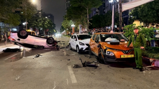 Hiện trường Lexus lật ngửa sau khi tông liên hoàn 5 xe lúc nửa đêm