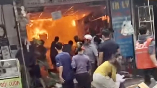 Cảnh sát và người dân lao vào đám cháy dập lửa, giải cứu hàng hóa