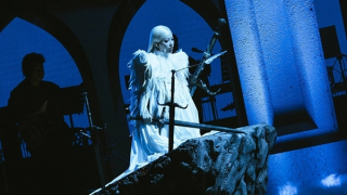 Giữa một vạn tour