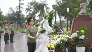 Cục Hồ sơ nghiệp vụ dâng hoa, dâng hương tưởng niệm Anh hùng liệt sĩ Võ Thị Sáu