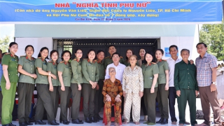 Hội Phụ nữ Cụm thi đua số 7 tặng nhà “Nghĩa tình phụ nữ” tại Cà Mau