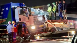 Tấm thép nặng hơn 10 tấn đè cabin, tài xế xe rác tử vong