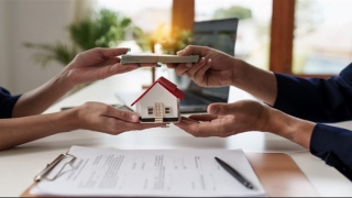 Hợp đồng chuyển nhượng quyền sử dụng đất để đảm bảo vay tiền có hợp pháp?