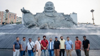 Du khách quốc tế tấp nập chiêm bái núi Bà Đen