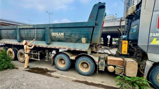 Cảnh sát bắt quả tang xe đầu kéo làm rơi bùn đất ra đường