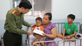 Công an Cửa khẩu Cảng HKQT Tân Sơn Nhất tặng quà cho các bệnh nhi khó khăn
