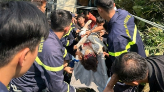 Khẩn trương cứu nạn, cứu hộ xe ô tô lao xuống taluy âm khiến 7 người bị thương