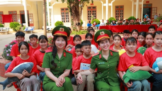 Mang nhiều phần quà ý nghĩa về với học sinh và Công an biên giới