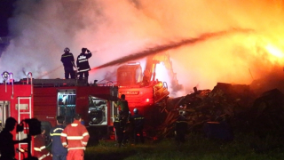 Cháy lớn tại xưởng gỗ đối diện Bệnh viện K Tân Triều