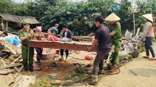 Công an tỉnh Tuyên Quang sát cánh cùng người dân vượt qua thiên tai