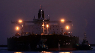 Siêu tàu chở 320.000 tấn dầu thô của Kuwait trúng hỏa lực, bốc cháy