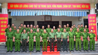 Deputy Minister Le Quoc Hung works with University of Fire Prevention and Fighting