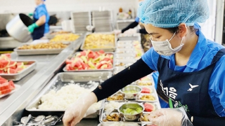 Tăng cường quản lý bữa ăn bán trú sau vụ 300 tấn thịt lợn bệnh tuồn vào trường học