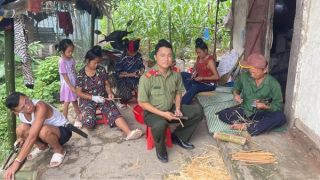 Cán bộ công an "vót” nghị lực sống nơi xóm thận
