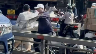 "Đầu bạc" ẩu đả "đầu xanh" chỉ vì xin mà không được nhường đường