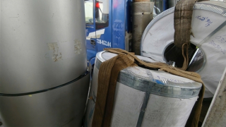 Thắng gấp, 3 cuộn thép đứt xích lăn đè cabin xe đầu kéo