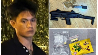 Bắt đối tượng ma túy, khám xét phát hiện súng