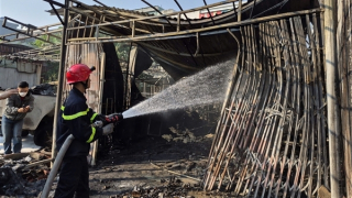 Cháy lớn thiêu rụi kho hàng, “nuốt chửng” ô tô bán tải