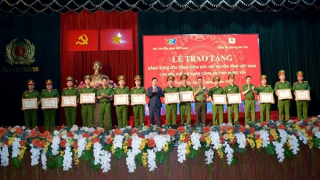 Khen thưởng các tập thể, cá nhân triệt phá vụ án “Xôi Lạc TV”