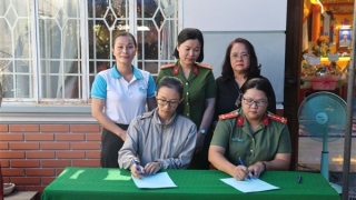 Hội Phụ nữ Công an tỉnh Khánh Hòa nhận đỡ đầu con gái của cán bộ Công an xã hy sinh