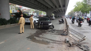 Lại xảy ra vụ ô tô húc văng dải phân cách cứng trên đường Phạm Văn Đồng