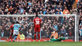 Áp lực bủa vây HLV Arne Slot sau trận thua thảm của Liverpool