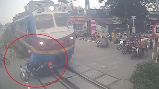 Liều lĩnh vượt rào chắn, tài xế xe máy bị tàu hỏa tông văng