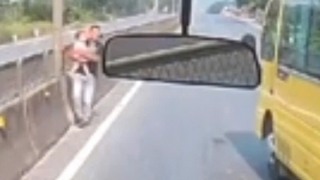 Nghĩa cử cao đẹp của tài xế dừng xe, cứu cháu bé khi đứng giữa Quốc lộ 1A