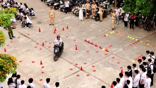 Công an Hà Nội tổ chức "tiết học an toàn giao thông" cho học sinh Thủ đô