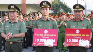 Đồng Tháp trao thưởng đột xuất 2 tập thể có thành tích xuất sắc trong điều tra, khám phá án