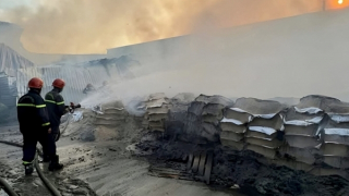 Cháy xưởng mùn cưa rộng gần 1000m2, 3 người bị thương