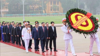 Lãnh đạo Đảng, Nhà nước và các đại biểu Quốc hội đặt vòng hoa, vào Lăng viếng Chủ tịch Hồ Chí Minh