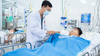 Vụ xe khách lao xuống vực: 2 thợ lặn cấp cứu tại Bệnh viện Chợ Rẫy sức khỏe hiện ra sao?