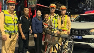 Cảnh sát giao thông hỗ trợ bé trai đi lạc hơn 150 km về nhà an toàn