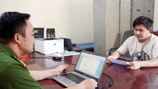 Vận động đối tượng 8 năm lẩn trốn truy nã ra đầu thú