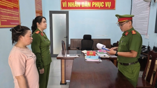 Bắt khẩn cấp người phụ nữ đánh 2 nhân viên gác chắn đường sắt