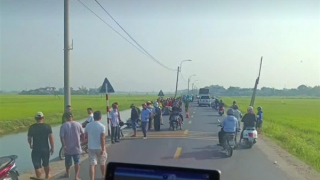 Va chạm giữa taxi với xe máy trên quốc lộ, hai người thương vong