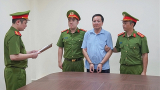 Bắt giam giám đốc, hiệu trưởng "ăn chặn" tiền trợ cấp của người yếu thế