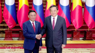 Permanent member of Party Central Committee’s Secretariat meets with Lao PM