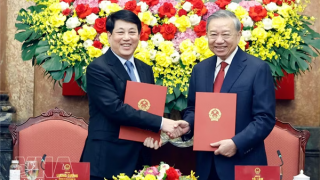 Task handover ceremony held between Party General Secretary, State President To Lam and former State President Luong Cuong