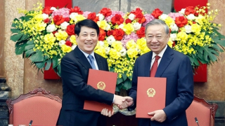 Lễ bàn giao công tác giữa Tổng Bí thư, Chủ tịch nước Tô Lâm và nguyên Chủ tịch nước Lương Cường