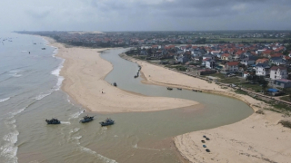 Ngư dân xót xa khi cửa biển bị bồi lấp chặn lối ra vào