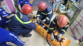Cảnh sát cứu hộ người đàn ông nguy kịch từ tầng 2 căn nhà